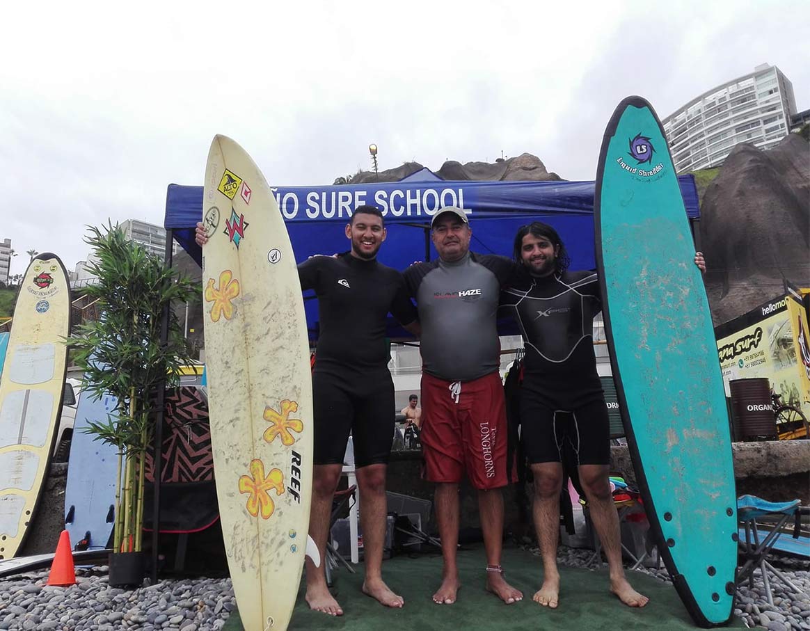 Clases de Surf en Lima con Kño Surf School en Playa Makaha, Miraflores Clases de surf en Lima con instructores certificados en Playa Makaha, Miraflores