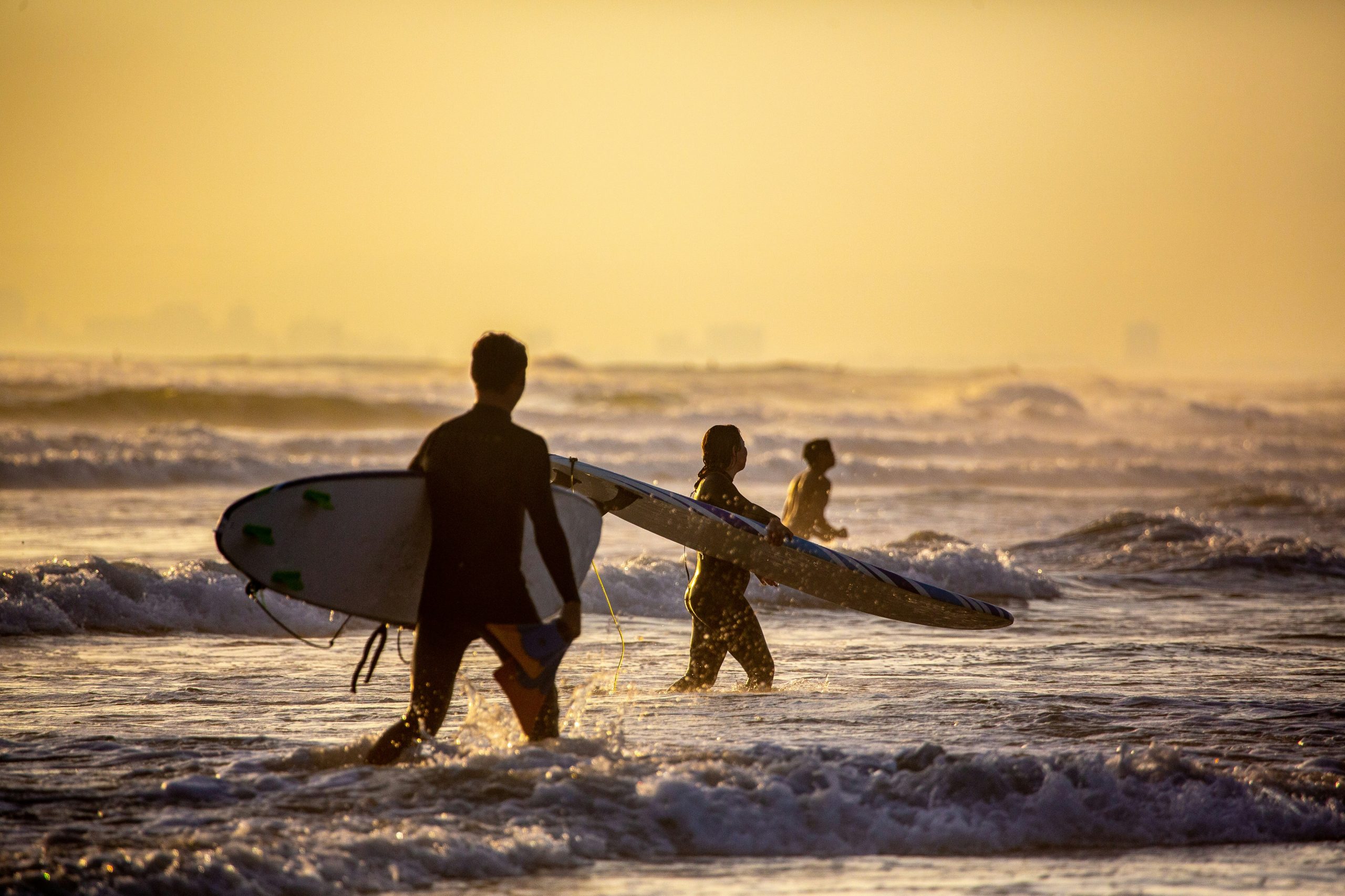 Modalidades de Clases de Surf en Lima con Kño Surf School Modalidades de clases de surf en Lima: privadas, grupales y para niños